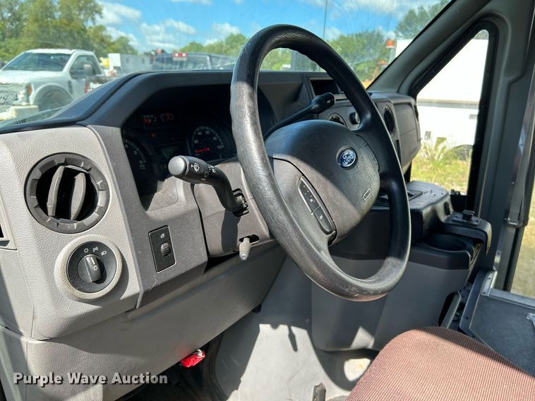 image for item NL9658 2010 Ford E450 shuttle bus