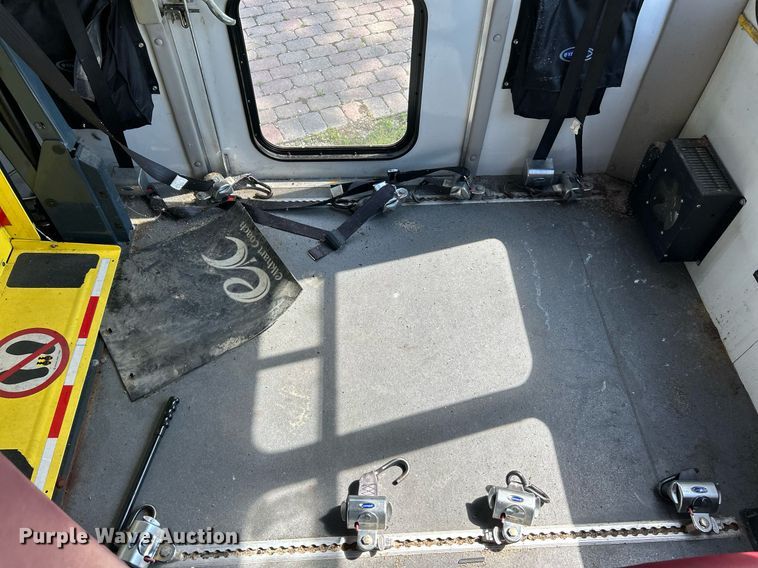 image for item NL9658 2010 Ford E450 shuttle bus