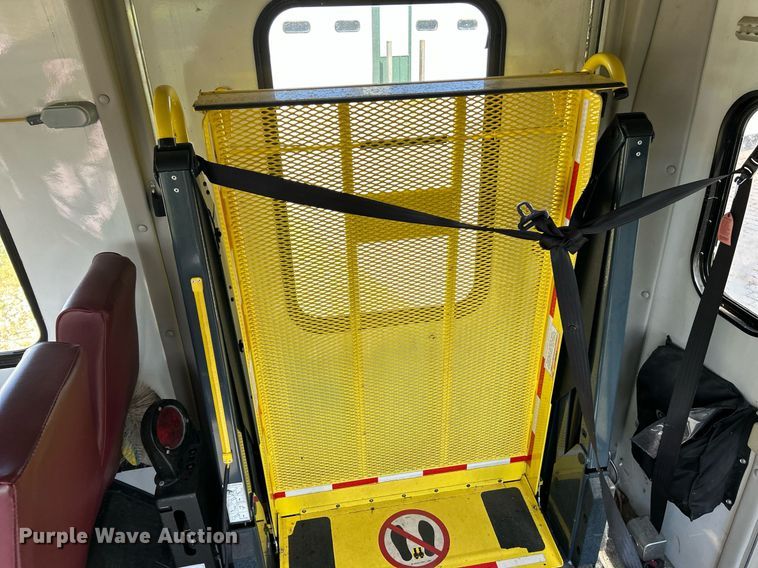 image for item NL9658 2010 Ford E450 shuttle bus