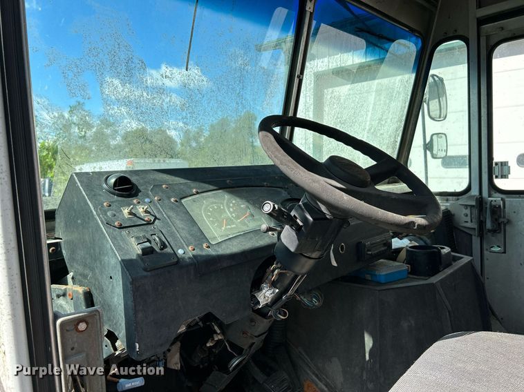 image for item NL9659 2005 Workhorse P42 delivery van