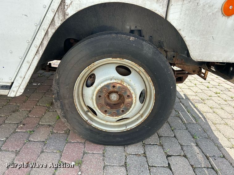 image for item NL9659 2005 Workhorse P42 delivery van