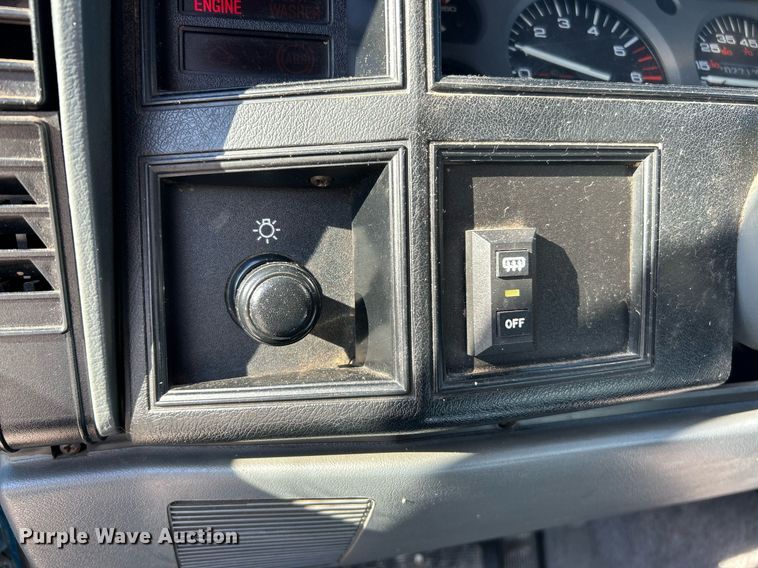 image for item NQ9790 1994 Jeep Cherokee Sport  SUV