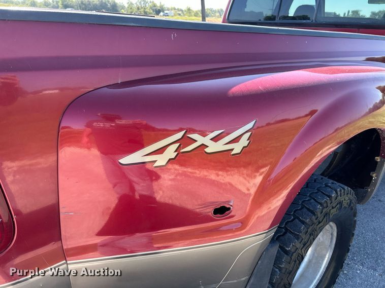 image for item NQ9791 2002 Ford  F350 Super Duty Crew Cab pickup truck