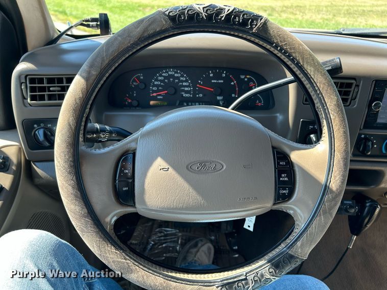 image for item NQ9791 2002 Ford  F350 Super Duty Crew Cab pickup truck