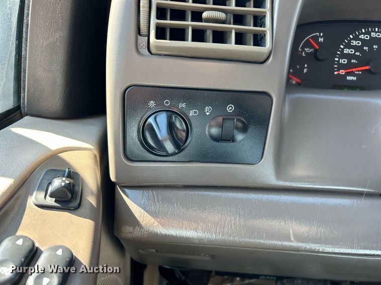 image for item NQ9791 2002 Ford  F350 Super Duty Crew Cab pickup truck