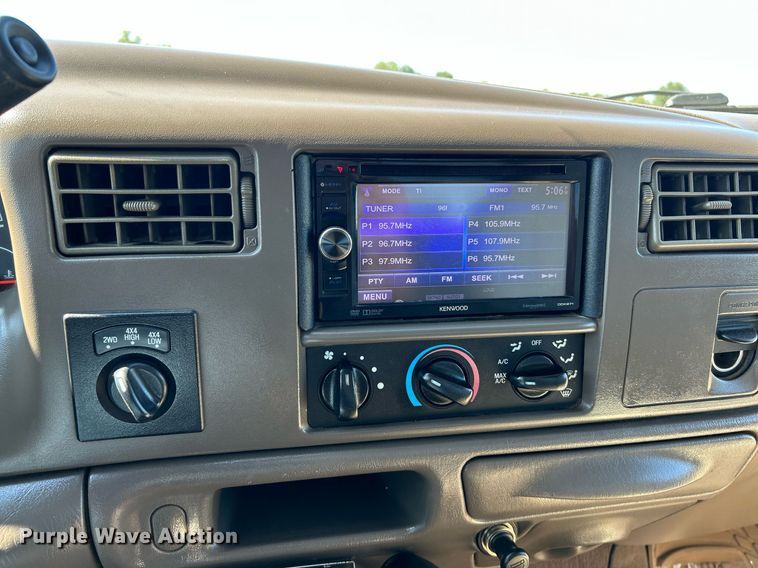 image for item NQ9791 2002 Ford  F350 Super Duty Crew Cab pickup truck