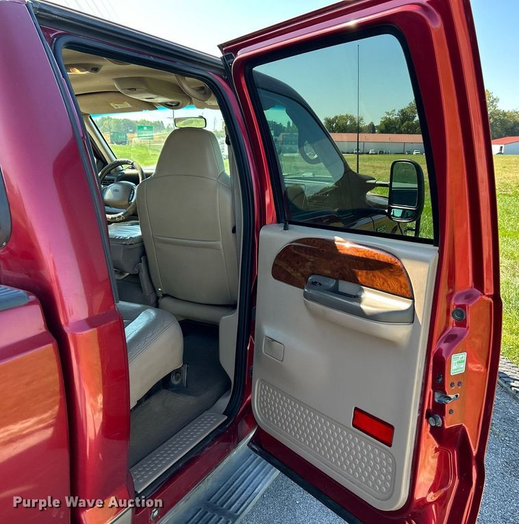 image for item NQ9791 2002 Ford  F350 Super Duty Crew Cab pickup truck