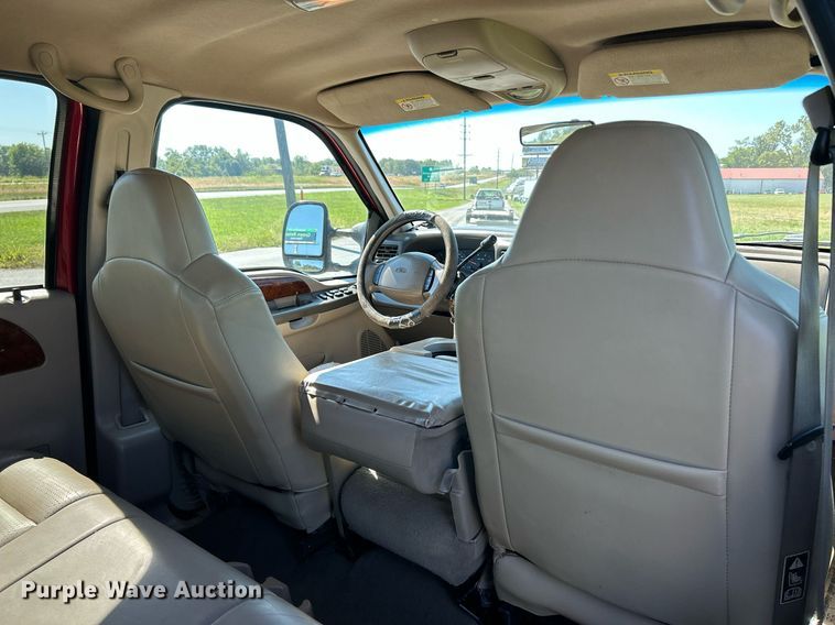 image for item NQ9791 2002 Ford  F350 Super Duty Crew Cab pickup truck