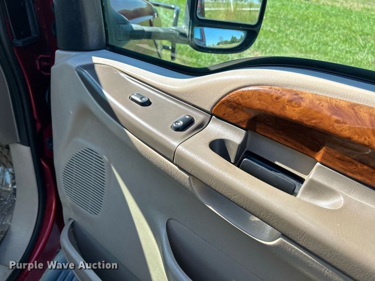 image for item NQ9791 2002 Ford  F350 Super Duty Crew Cab pickup truck