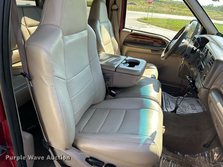 image for item NQ9791 2002 Ford  F350 Super Duty Crew Cab pickup truck