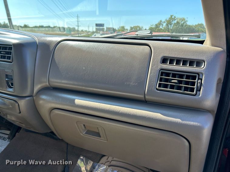 image for item NQ9791 2002 Ford  F350 Super Duty Crew Cab pickup truck