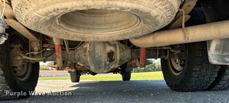 image for item NQ9791 2002 Ford  F350 Super Duty Crew Cab pickup truck