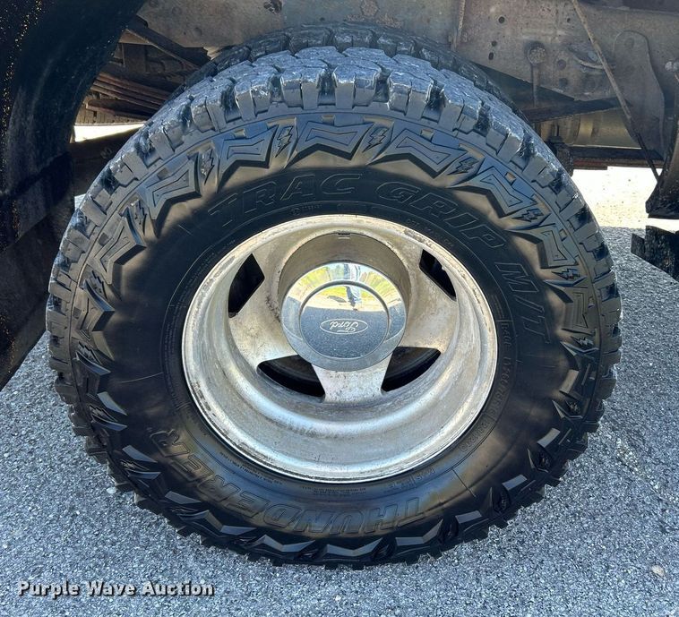 image for item NQ9791 2002 Ford  F350 Super Duty Crew Cab pickup truck