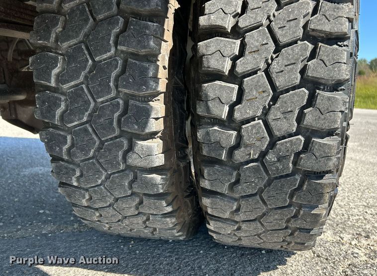 image for item NQ9791 2002 Ford  F350 Super Duty Crew Cab pickup truck