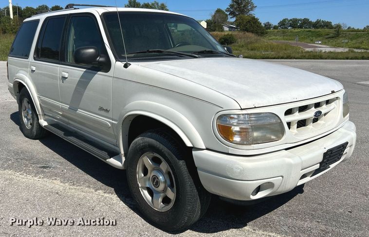 image for item NQ9795 2000 Ford  Explorer Limited  SUV