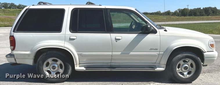 image for item NQ9795 2000 Ford  Explorer Limited  SUV