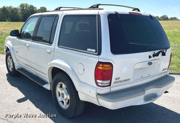 image for item NQ9795 2000 Ford  Explorer Limited  SUV