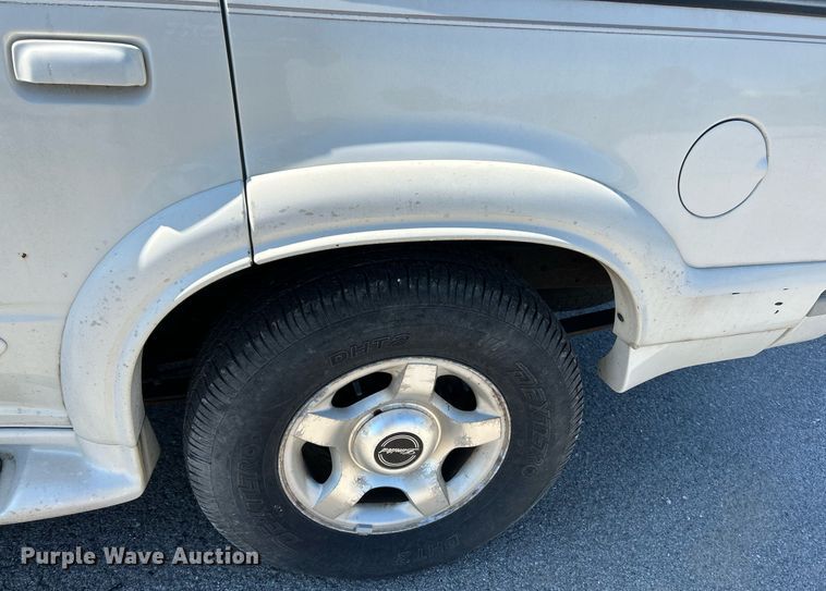 image for item NQ9795 2000 Ford  Explorer Limited  SUV