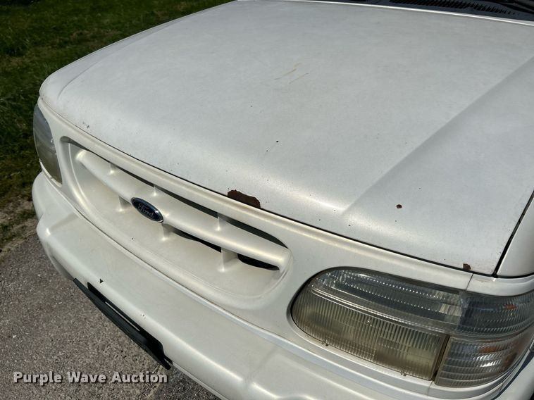 image for item NQ9795 2000 Ford  Explorer Limited  SUV