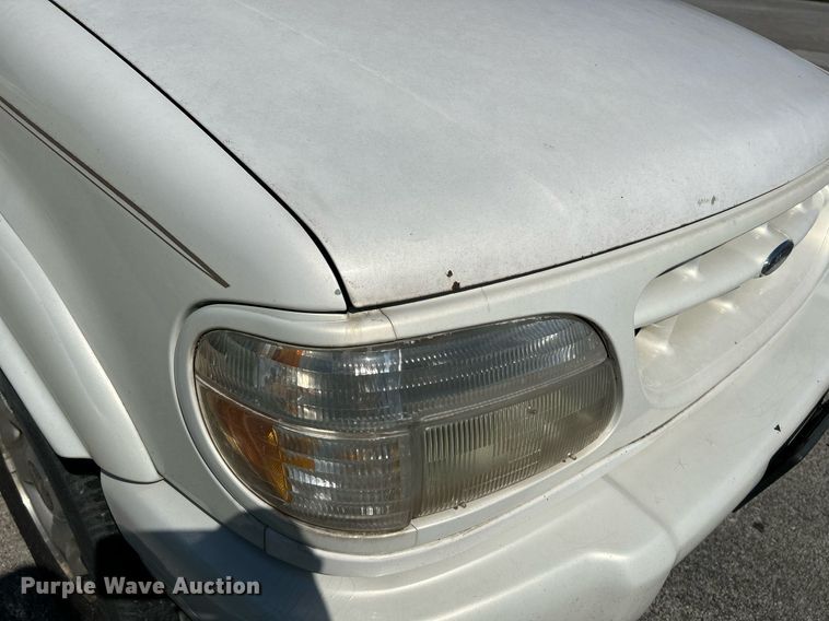 image for item NQ9795 2000 Ford  Explorer Limited  SUV