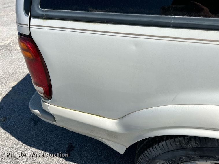 image for item NQ9795 2000 Ford  Explorer Limited  SUV