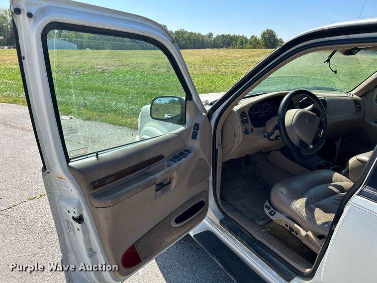 image for item NQ9795 2000 Ford  Explorer Limited  SUV