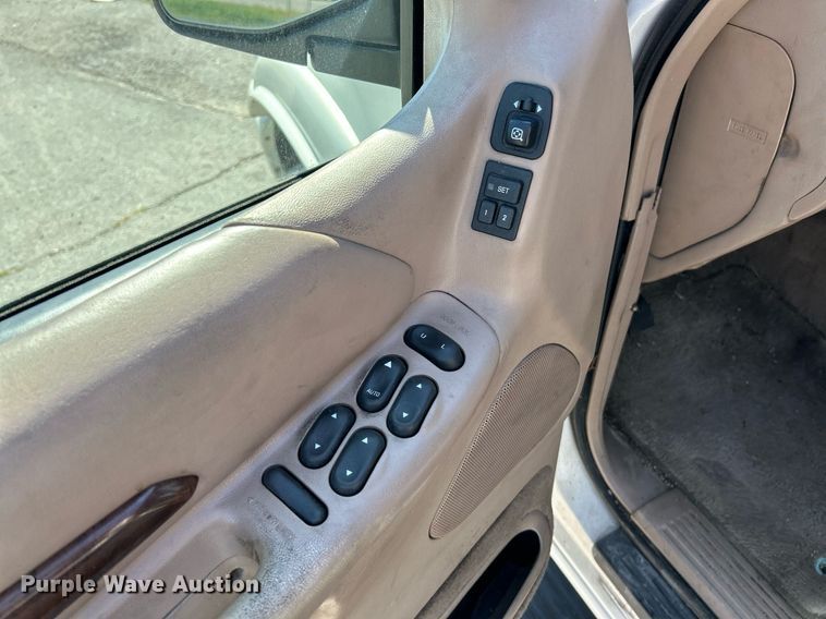 image for item NQ9795 2000 Ford  Explorer Limited  SUV