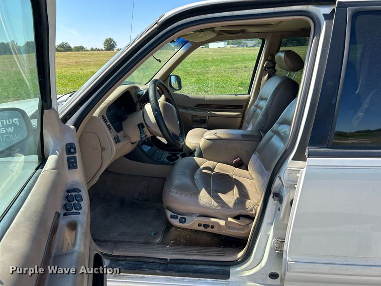 image for item NQ9795 2000 Ford  Explorer Limited  SUV