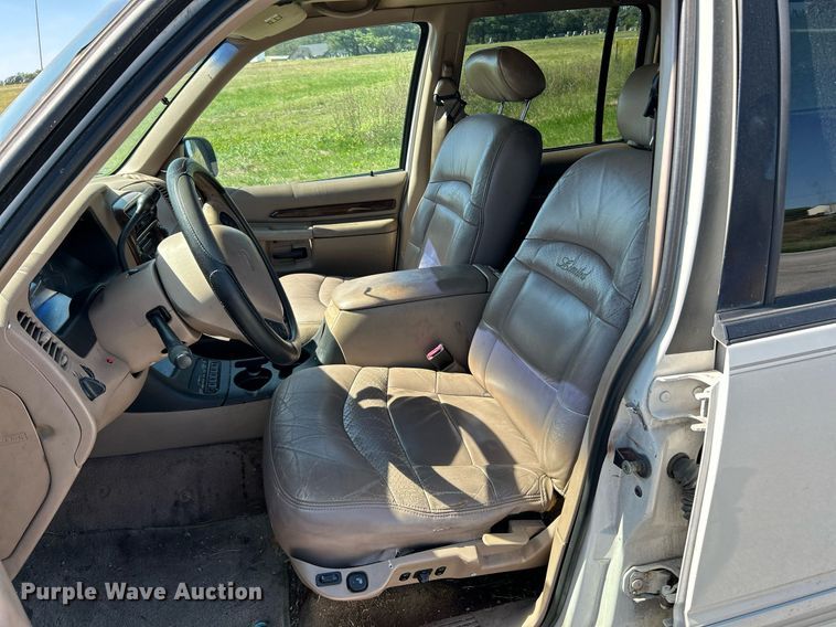 image for item NQ9795 2000 Ford  Explorer Limited  SUV