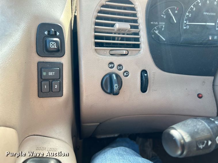 image for item NQ9795 2000 Ford  Explorer Limited  SUV