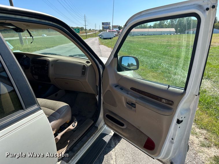 image for item NQ9795 2000 Ford  Explorer Limited  SUV