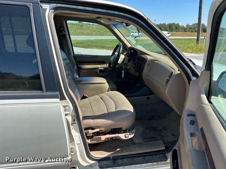 image for item NQ9795 2000 Ford  Explorer Limited  SUV
