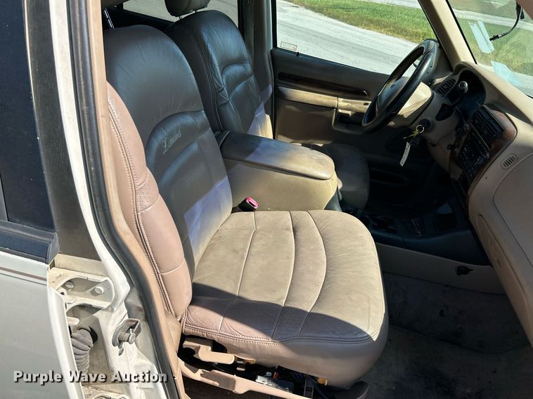 image for item NQ9795 2000 Ford  Explorer Limited  SUV