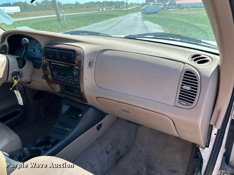 image for item NQ9795 2000 Ford  Explorer Limited  SUV