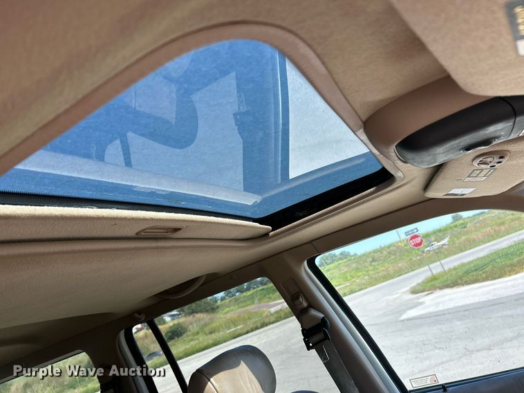 image for item NQ9795 2000 Ford  Explorer Limited  SUV