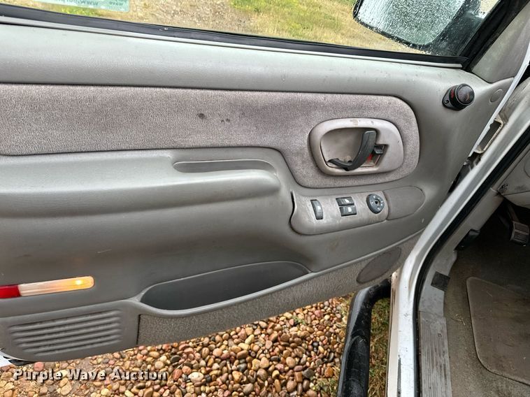 image for item NX9704 1998 Chevrolet 1500  Ext. Cab pickup truck