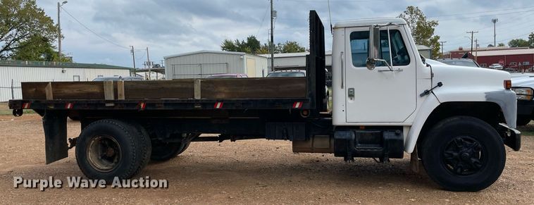 image for item NY9839 1980 International 1854  dump flatbed truck