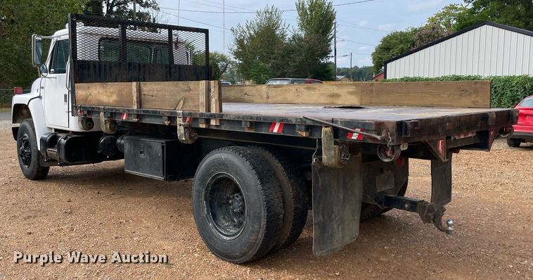 image for item NY9839 1980 International 1854  dump flatbed truck