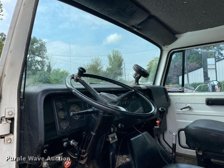 image for item NY9839 1980 International 1854  dump flatbed truck