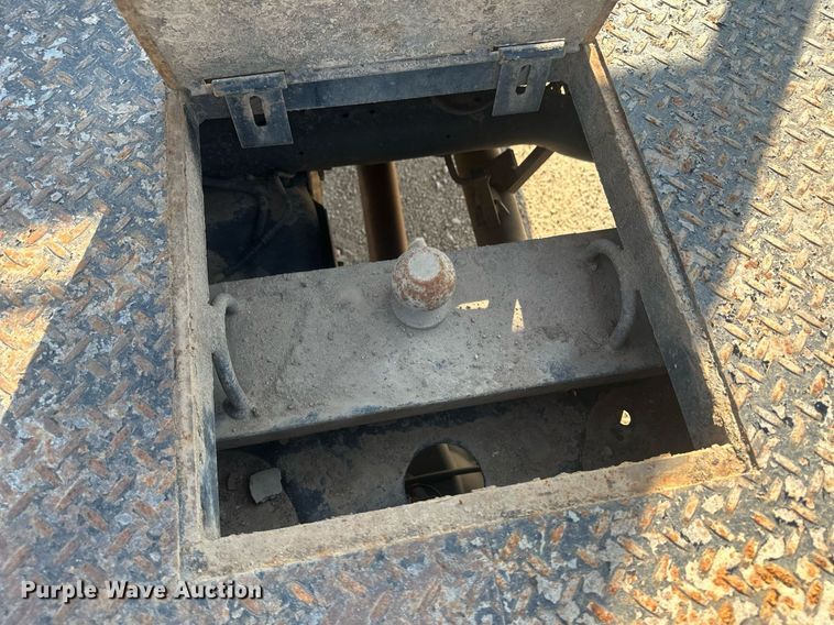 image for item OC9457 2015 Dodge Ram 3500HD  Crew Cab flatbed pickup truck