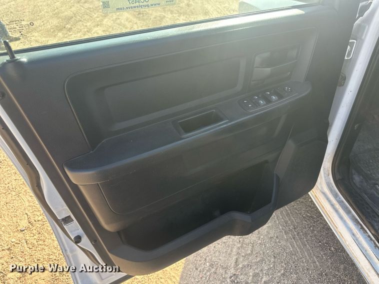 image for item OC9457 2015 Dodge Ram 3500HD  Crew Cab flatbed pickup truck