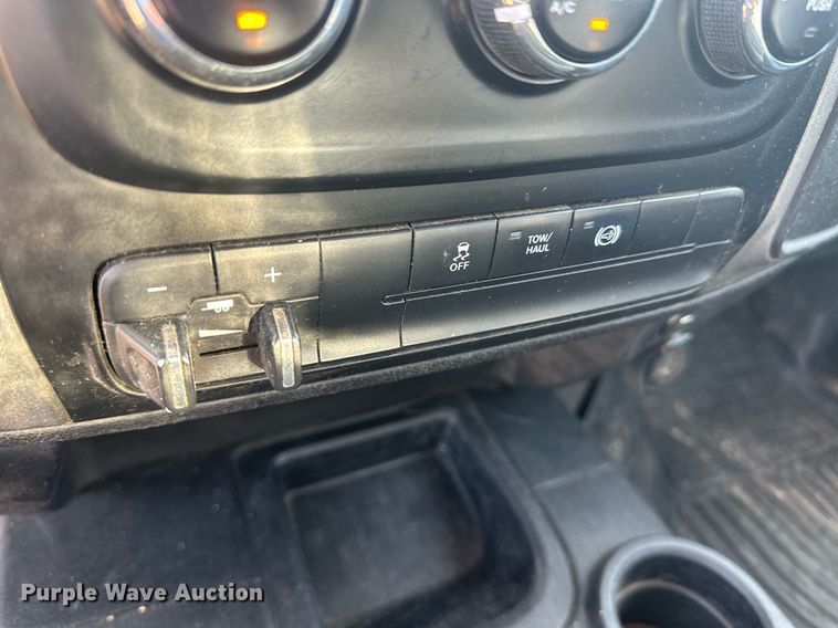 image for item OC9457 2015 Dodge Ram 3500HD  Crew Cab flatbed pickup truck