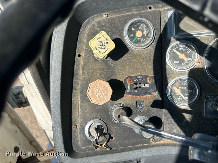 image for item OC9459 1990 Ford AeroMax L9000 crane truck