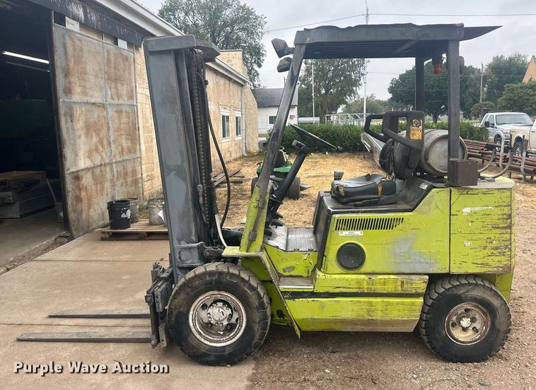 image for item OC9471 Clark  forklift