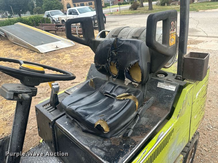 image for item OC9471 Clark  forklift