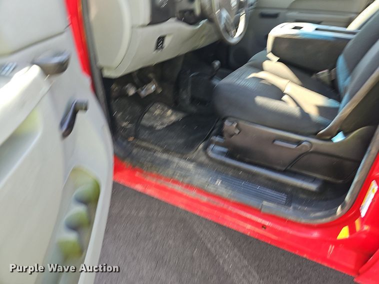 image for item OG9415 2014 Chevrolet 2500HD  Crew Cab flatbed pickup truck