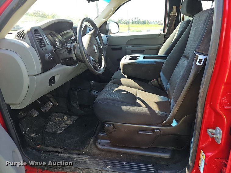 image for item OG9415 2014 Chevrolet 2500HD  Crew Cab flatbed pickup truck