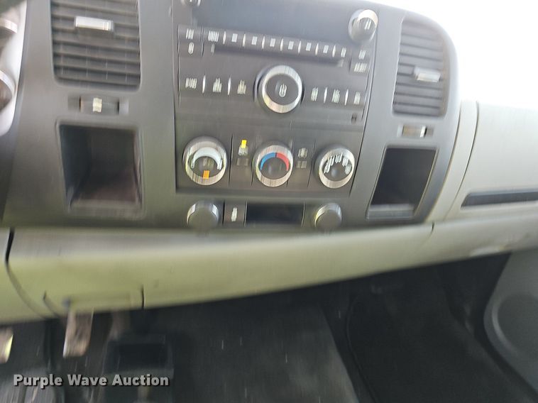 image for item OG9415 2014 Chevrolet 2500HD  Crew Cab flatbed pickup truck