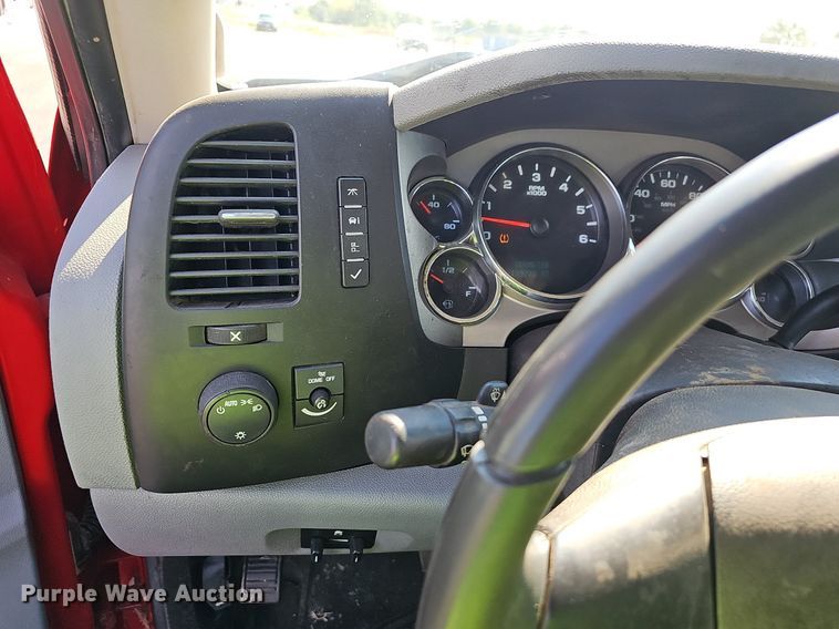 image for item OG9415 2014 Chevrolet 2500HD  Crew Cab flatbed pickup truck