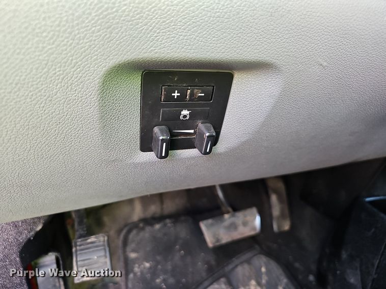 image for item OG9415 2014 Chevrolet 2500HD  Crew Cab flatbed pickup truck